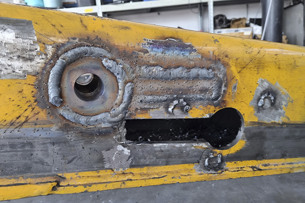 Ремонт отверстий внутренней стрелы погрузчика JCB 531-70 Ремонт отверстий внутренней стрелы погрузчика JCB 531-70